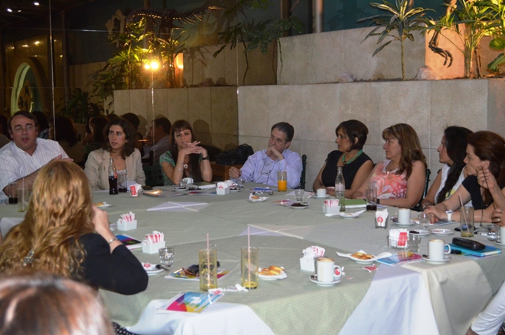 reunión con periodistas y productores